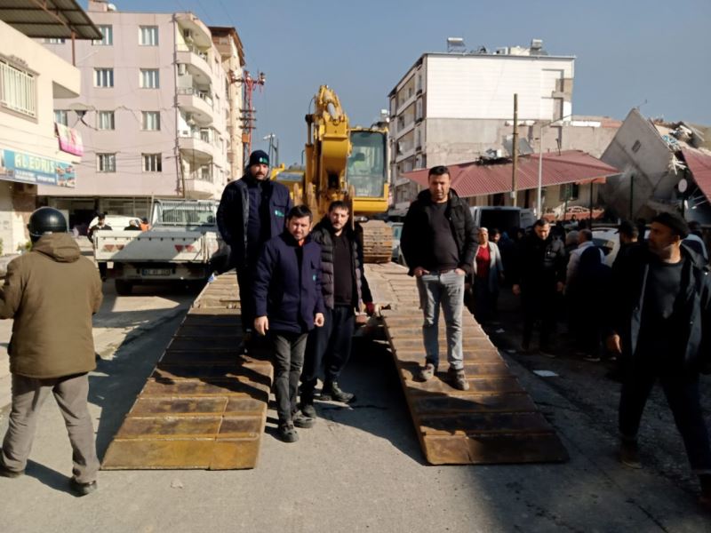 İZMİT BELEDİYESİ İŞ MAKİNELERİ DEPREM BÖLGESİ KIRIKHAN’A ULAŞTI