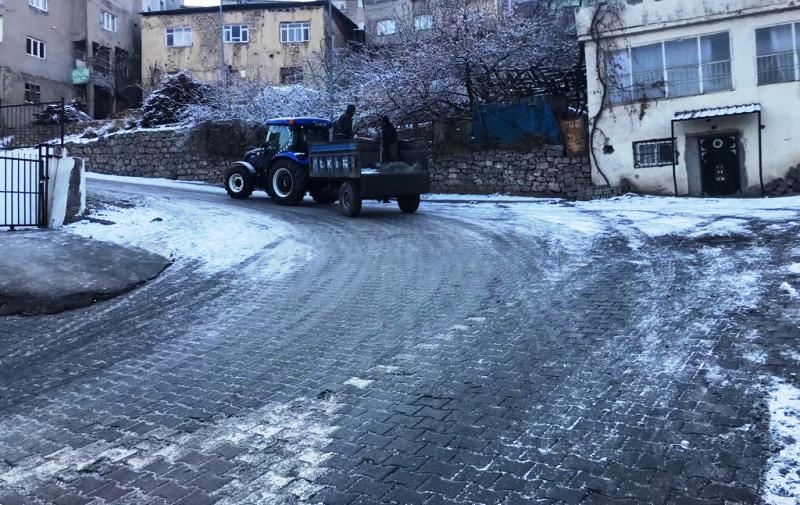 Belediye ekiplerimizin tuzlama çalışmaları aralıksız devam ediyor