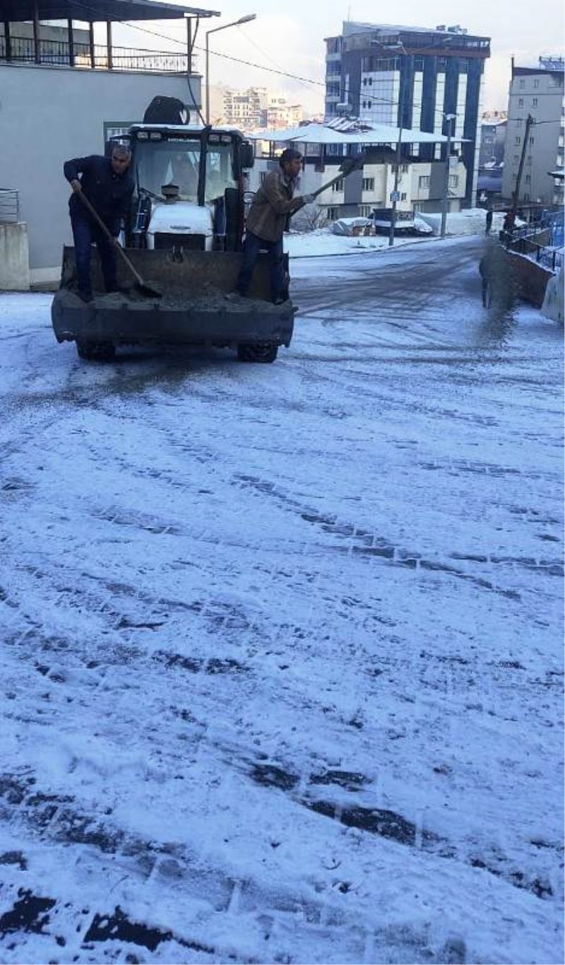 Belediye ekiplerimizin yol tuzlama çalışmaları