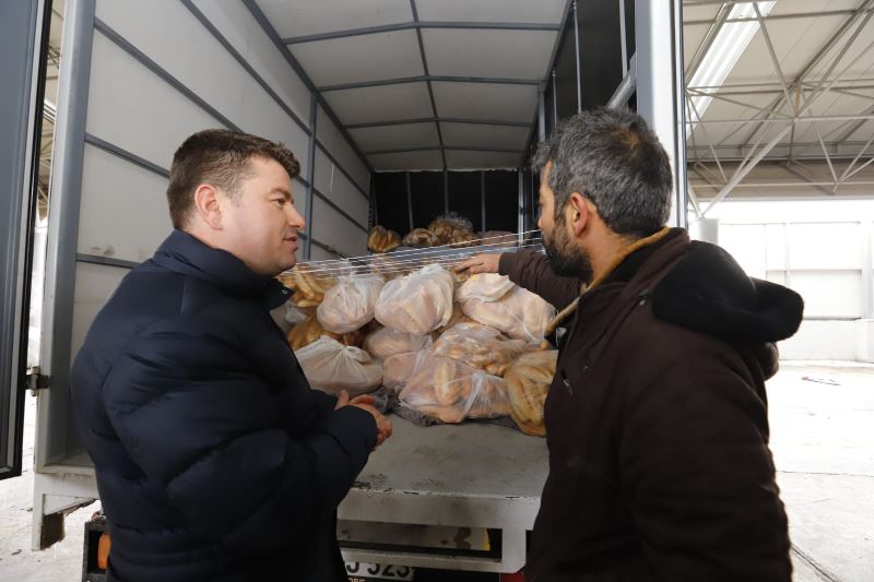 AKSARAY BELEDİYESİ DEPREM BÖLGESİNDE SICAK YEMEK İKRAMINDA BULUNUYOR