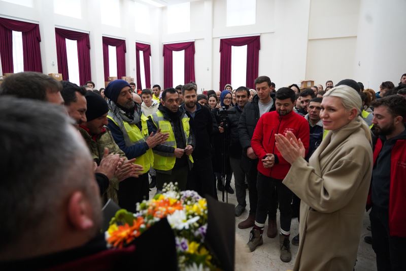 DEPREMZEDELERİN YARDIMINA KOŞAN GÖNÜLLÜ EKİP BİLECİK’TE ÇİÇEKLERLE KARŞILANDI