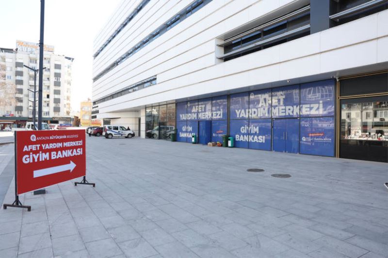 Antalya Büyükşehir Belediyesi Depremzedeler İçin Doğu Garajı Giyim Bankası Açtı