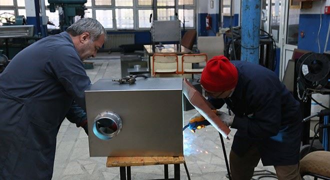 ANTALYALI ÖĞRETMEN VE ÖĞRENCİLERDEN SOBA İLE SU GEÇİRMEZ TULUM