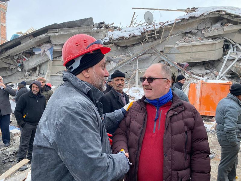 BAŞKANIMIZ BİLGİN DEPREMZEDELERİ YALNIZ BIRAKMIYOR...