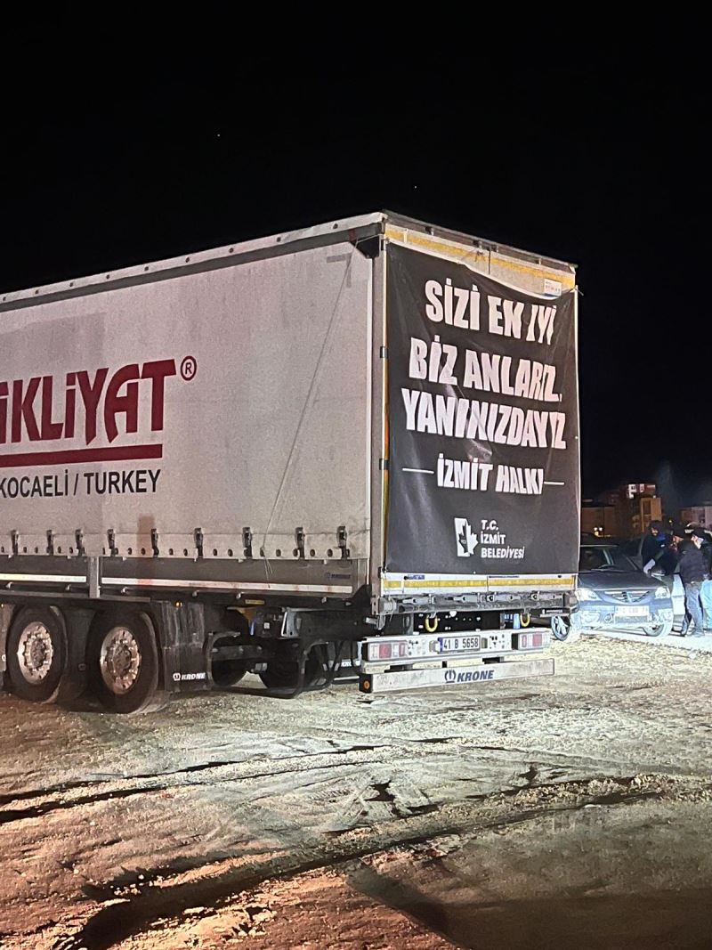 İZMİT BELEDİYESİNİN ADIYAMAN’A ULAŞAN TIRLARI MALZEMELERİNİ AFETZEDELERE TESLİM EDİYOR