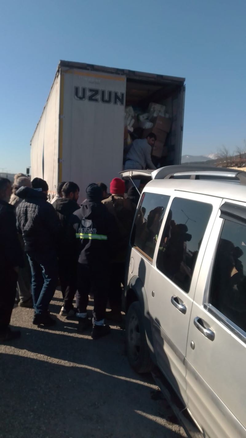 İZMİT BELEDİYESİ TIRLARI KAHRAMANMARAŞ TÜRKOĞLU’NA ULAŞTI