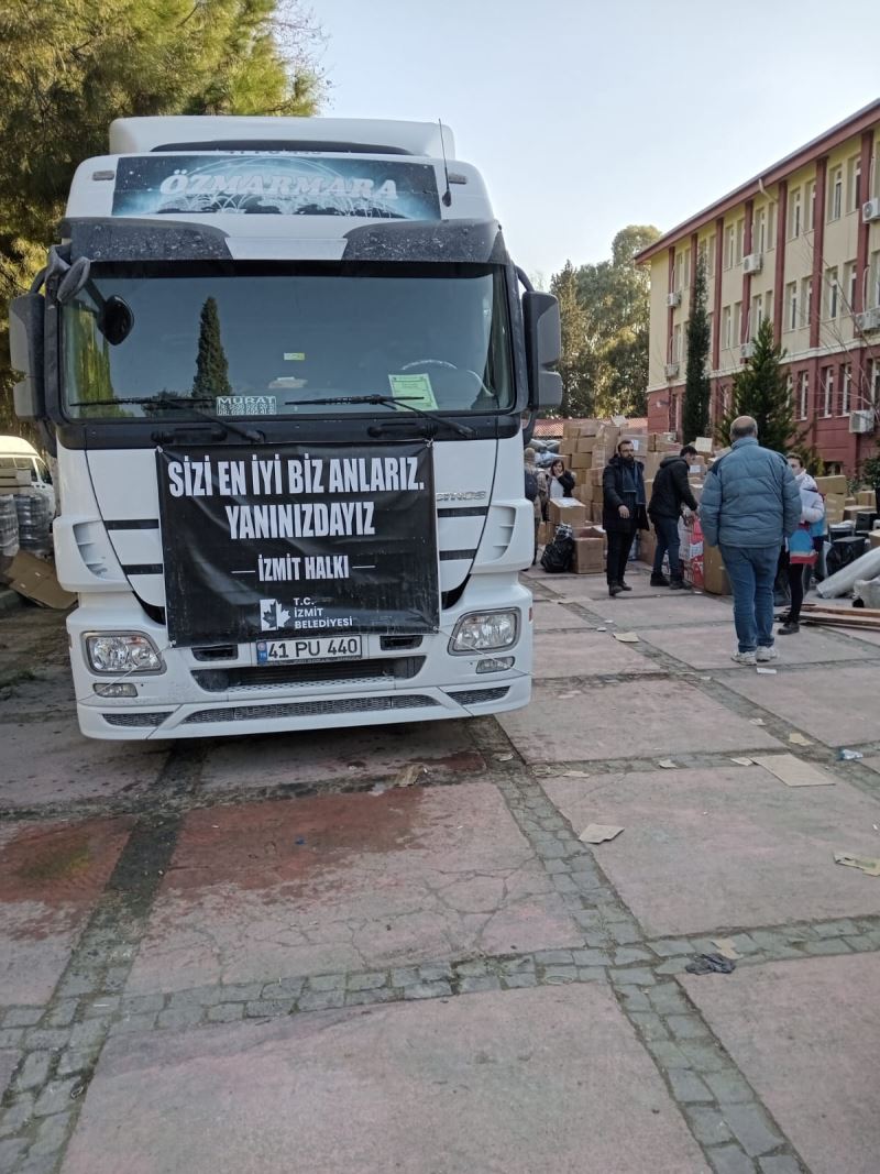 İZMİT BELEDİYESİ YARDIM TIRI HATAY’DA DEPREMZEDELERE ULAŞTI