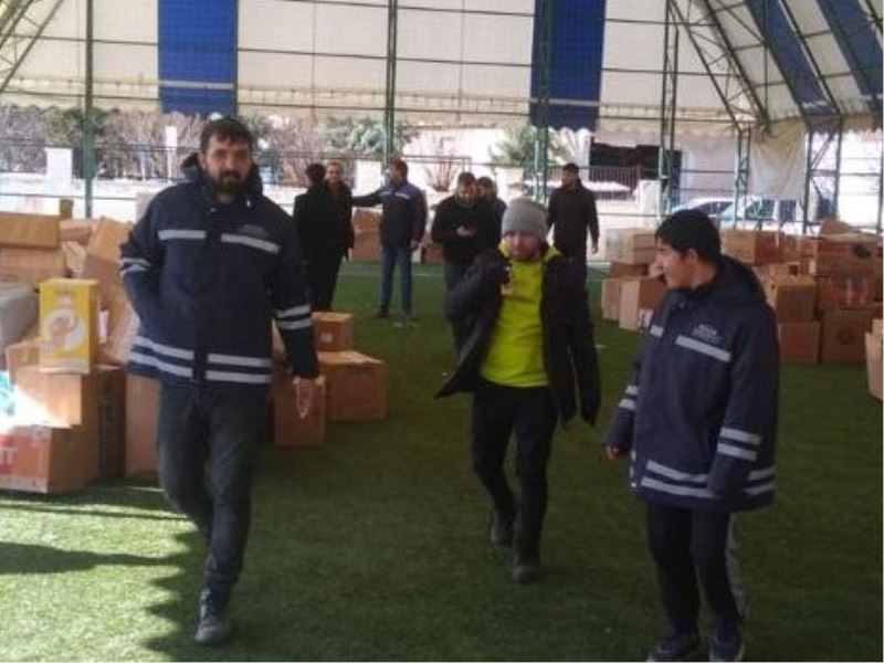 İZMİT BELEDİYESİNİN YARDIM TIRLARI GAZİANTEP’İN GEDİKLİ KÖYÜNE ULAŞTI