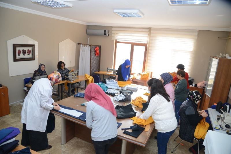 DEPREMZEDELER İÇİN TOPLANAN YARDIM MALZEMELERİ İHTİYAÇ SAHİPLERİNE TESLİM EDİLİYOR