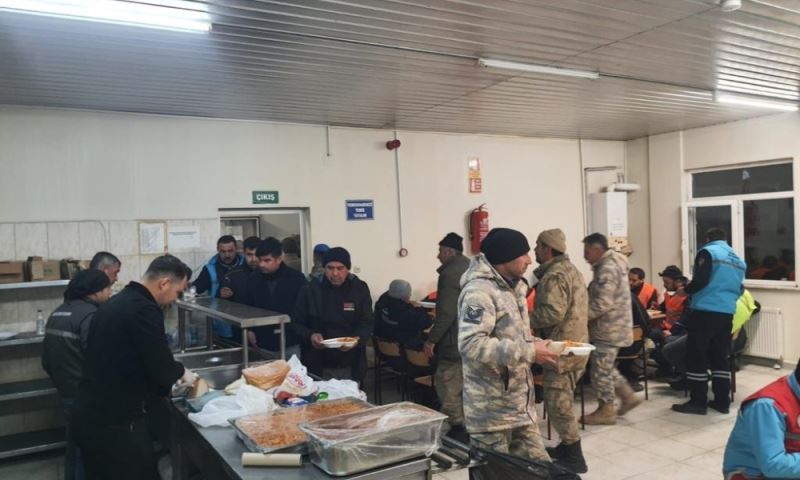 Büyükşehir, Deprem Bölgesinde Sıcak Yemek Dağıtımını Sürdürüyor