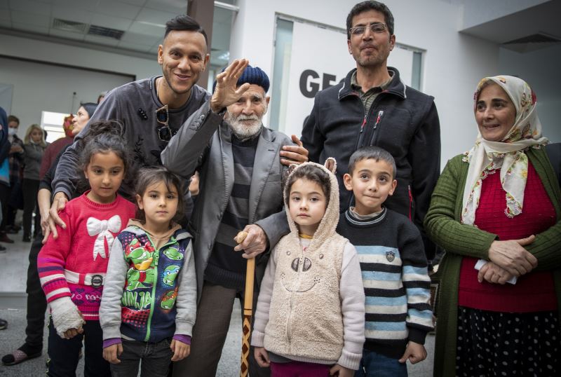 Josef De Souza Büyükşehir’in Barınma Alanına Dönüştürdüğü Yenişehir Fuar Alanı’nı Ziyaret Etti