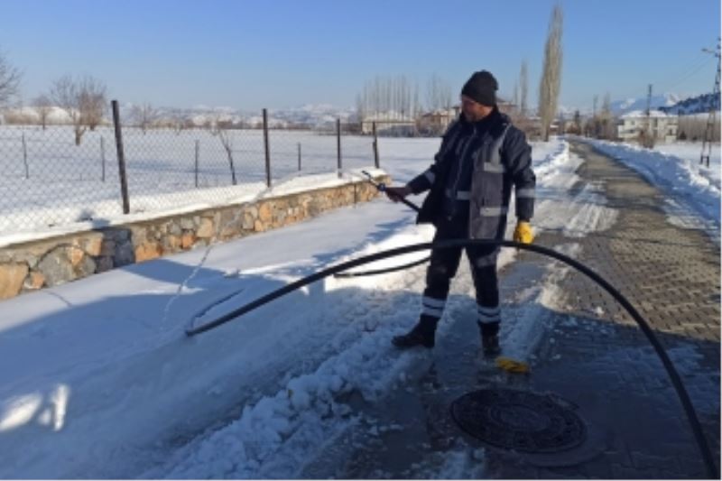 ESKİ EKİPLERİNDEN ÇADIR KENTE SU HATTI