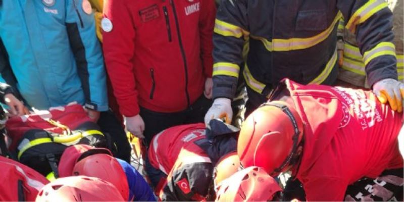 Şahkut Ekipleri Nurdağı´nda 10 Kişinin Yaşama Tutunmasına Destek Oldu