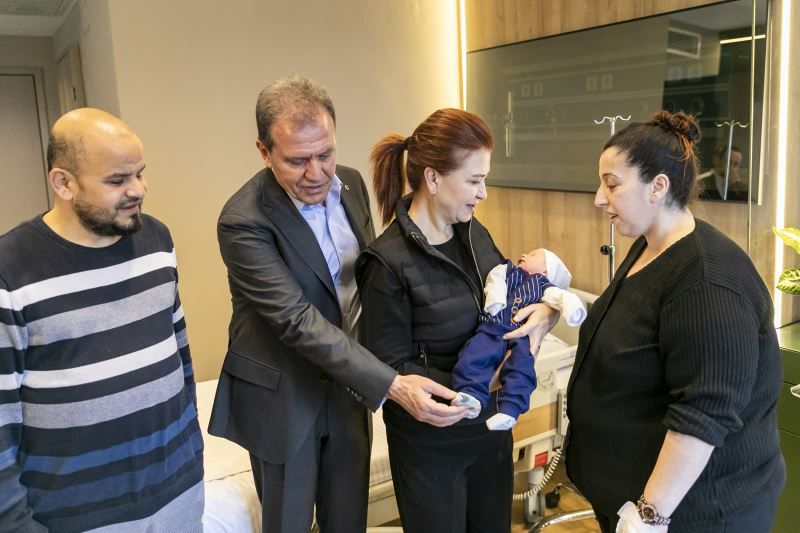 Başkan Seçer Ve Meral Seçer, Mersin’de Bebek Sevinci Yaşayan Depremzede Aileyi Ziyaret Etti