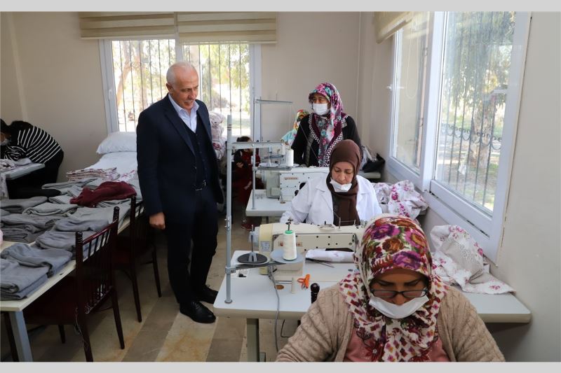 AKDENİZ’DE GÖNÜLLER BİR OLDU, DEPREMZEDE VATANDAŞLAR İÇİN KÜLTÜR EVLERİNDE SERİ ÜRETİME GEÇİLDİ