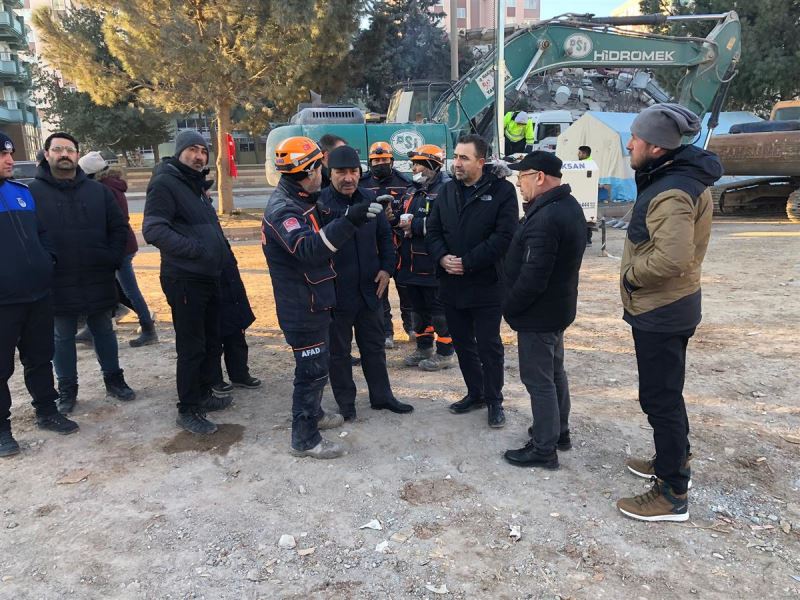 BAŞKAN DEMİREL DEPREM BÖLGESİNDE