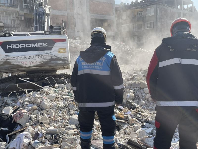 Deprem Bölgesine 3 Temizlik Aracı Ve 14 Personel Daha Gönderildi