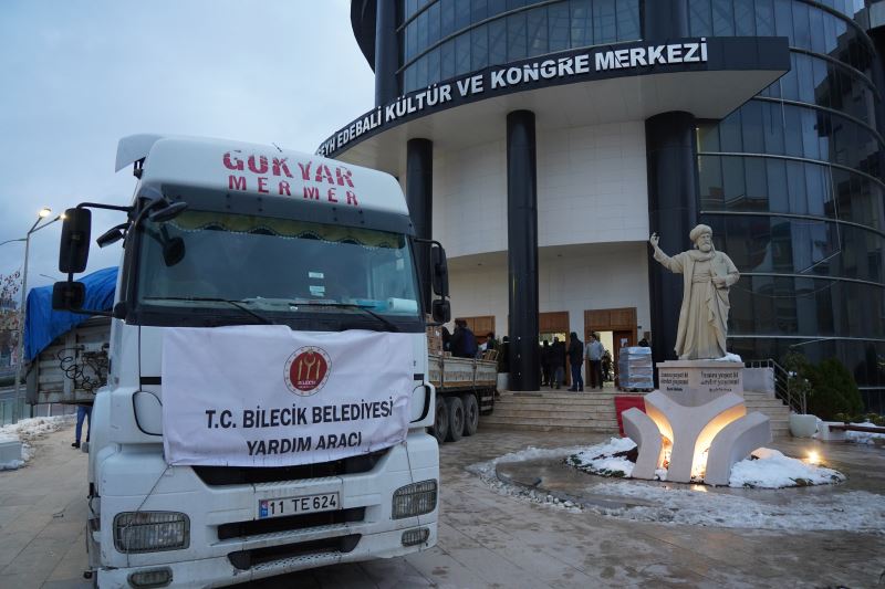 BİLECİK BELEDİYESİNDEN DEPREM BÖLGESİNE ŞU ANA KADAR 17 TIR YARDIM MALZEMESİ VE YAKACAK ODUN GÖNDERİLDİ
