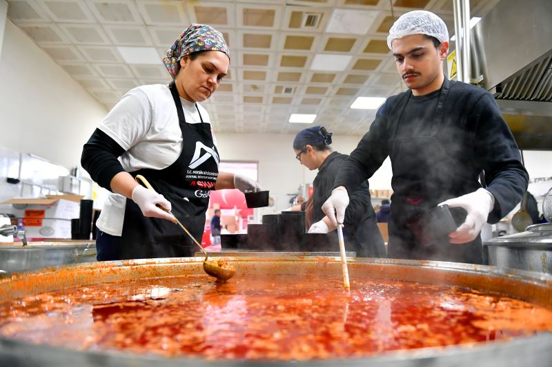Büyükşehir’in Tenceresi Depremzedeler İçin Kaynıyor