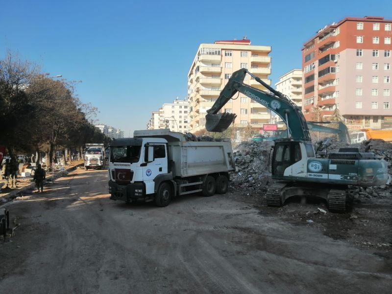 KAHRAMANMARAŞ VE ELBİSTAN’DA ENKAZ KALDIRMA ÇALIŞMALARI DEVAM EDİYOR