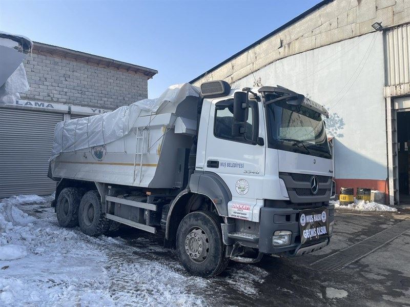 Deprem bölgelerine ulaştırılmak üzere 3 kamyon yakacak odunu da bugün yola çıkardık.