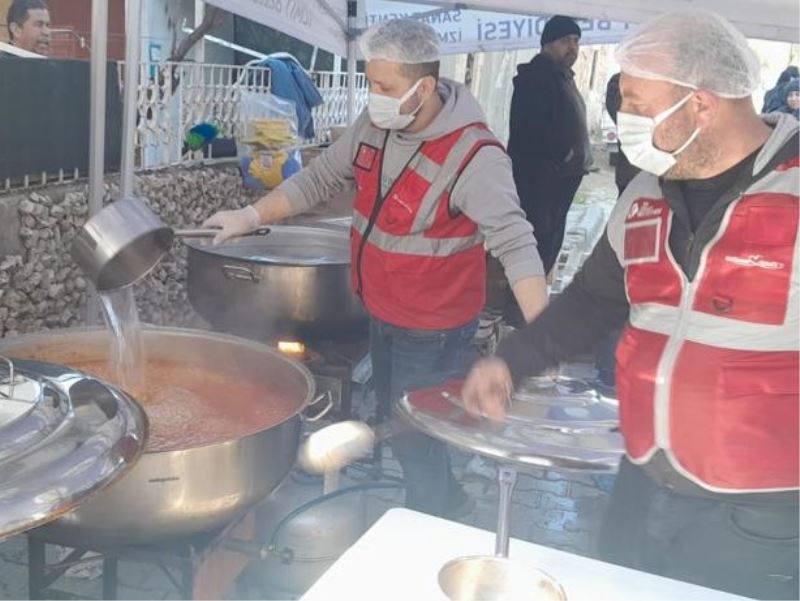 İZMİT BELEDİYESİ AŞEVİ, HATAY’DA SICAK YEMEK DAĞITIMINA BAŞLADI