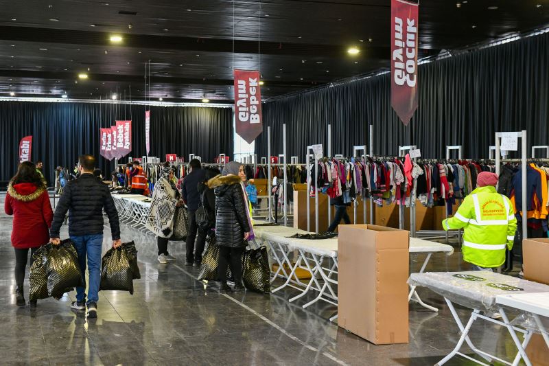 ANKARA BÜYÜKŞEHİR BELEDİYESİ DEPREMZEDE VATANDAŞLAR İÇİN ALTINPARK GİYİM MERKEZİNİ AÇTI