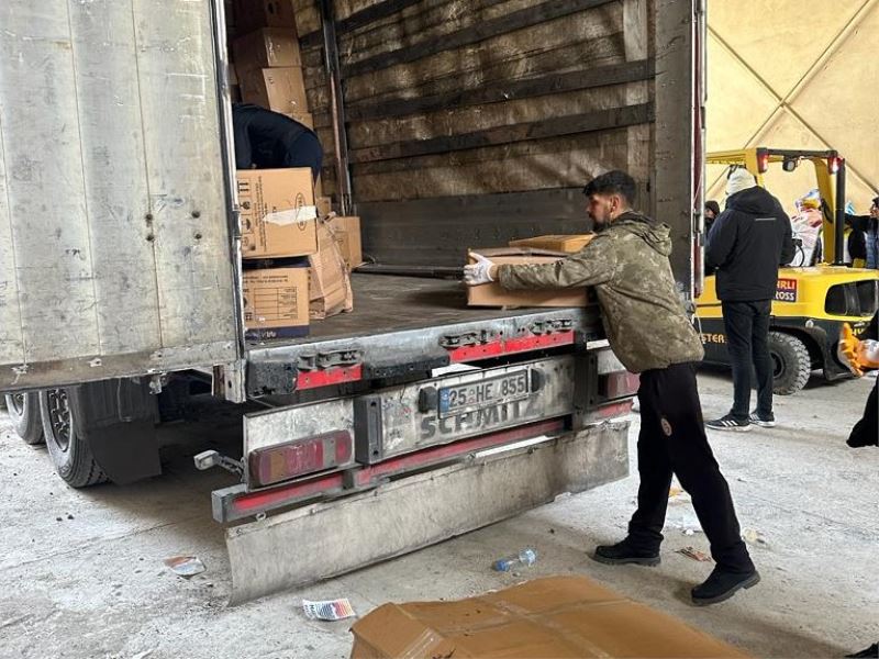 İZMİT BELEDİYESİ YARDIM TIRLARINDAN BİRİ DAHA KAHRAMANMARAŞ PAZARCIK’A ULAŞTI