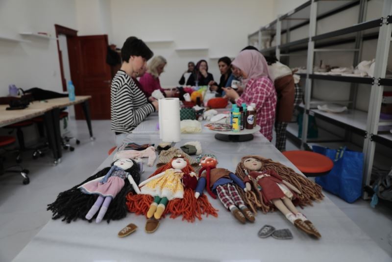 Kadınlar Depremzede Çocuklar İçin Bez Bebek Yapıyor