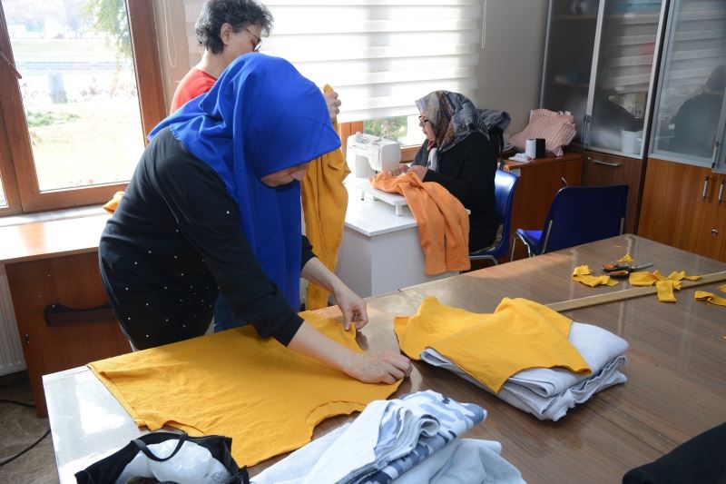 AİLE YAŞAM MERKEZİ, DEPREMZEDE VATANDAŞLARIMIZIN ÇOCUKLARI İÇİN PİJAMA ÜRETTİ