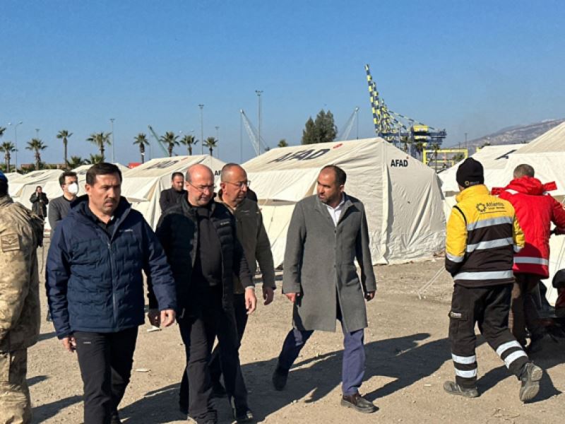 Tüm Konya depremzedelerin yaralarını sarmaya devam ediyor SELÇUKLU VE MERAM BELEDİYESİ 12 ÇADIR KENTİN TEMİZLİK HİZMETİNİ ÜSTLENDİ