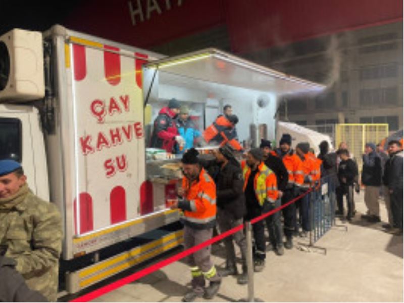 ÜMRANİYE BELEDİYESİ’NİN YEMEK KAZANLARI DEPREMZEDELER İÇİN KAYNIYOR