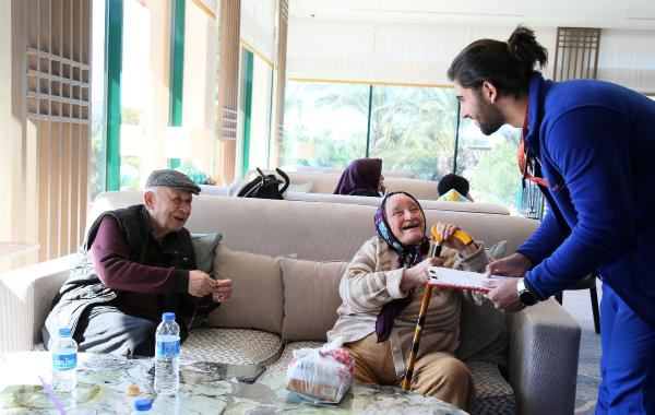DEPREMZEDELER KİMLİĞİNİ VE AYAKKABISINI ALAMADAN ANTALYA