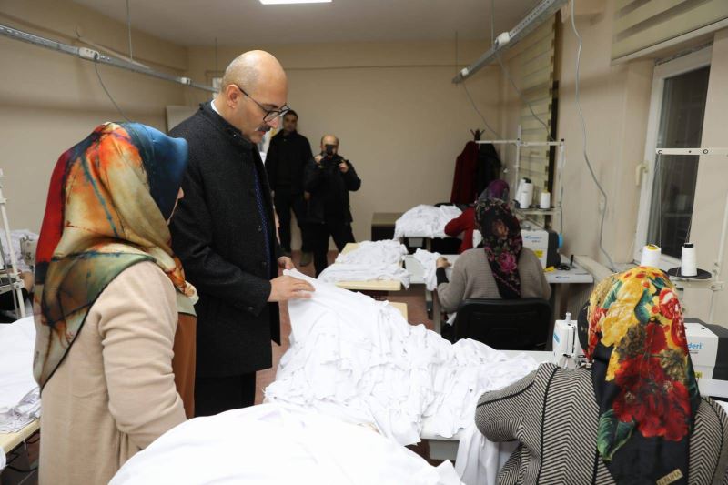 İPEKYOLU BELEDİYESİ’DEN DEPREMZEDELER İÇİN “KIŞLIK GİYSİ” DESTEĞİ