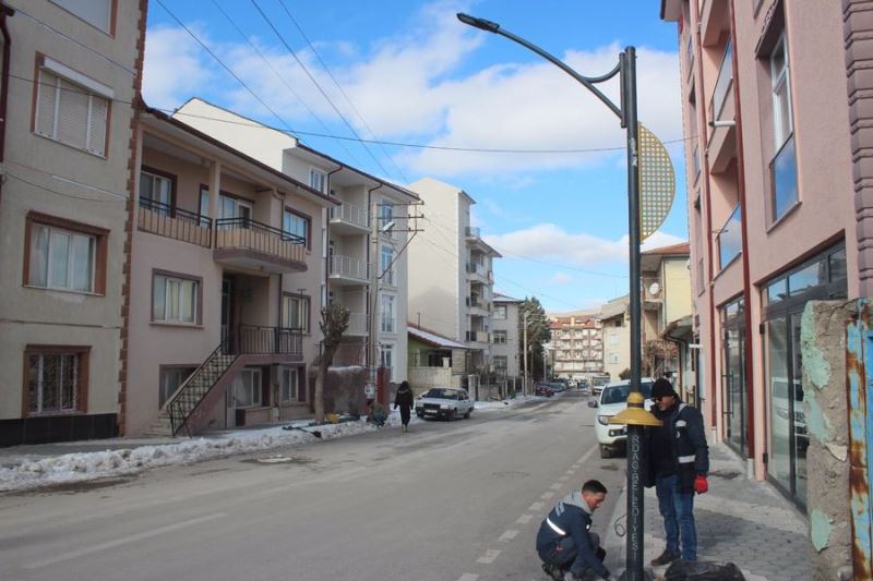 Mezar Caddesi’ne Modern Aydınlatma Direkleri Yerleştiriliyor