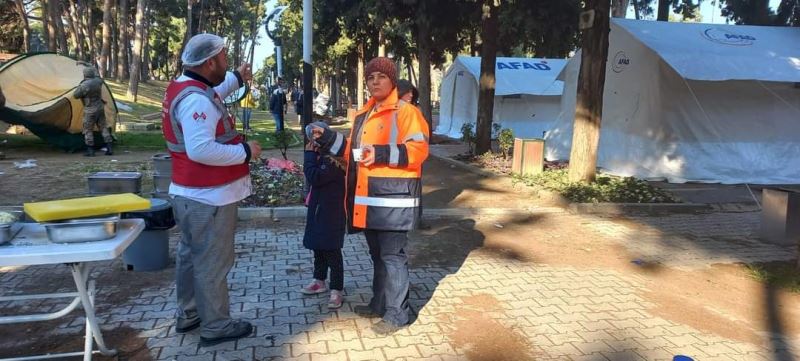 İZMİT BELEDİYESİ AFET BÖLGESİNDEKİ AŞEVİNİ HİDROPARK TESİSLERİNE TAŞIDI