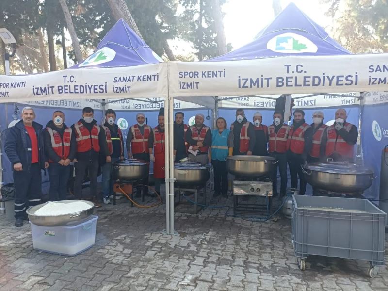 İZMİT BELEDİYESİ TAKVİYE EKİBİ HATAY’DA KURULAN AŞEVİ’NE ULAŞTI