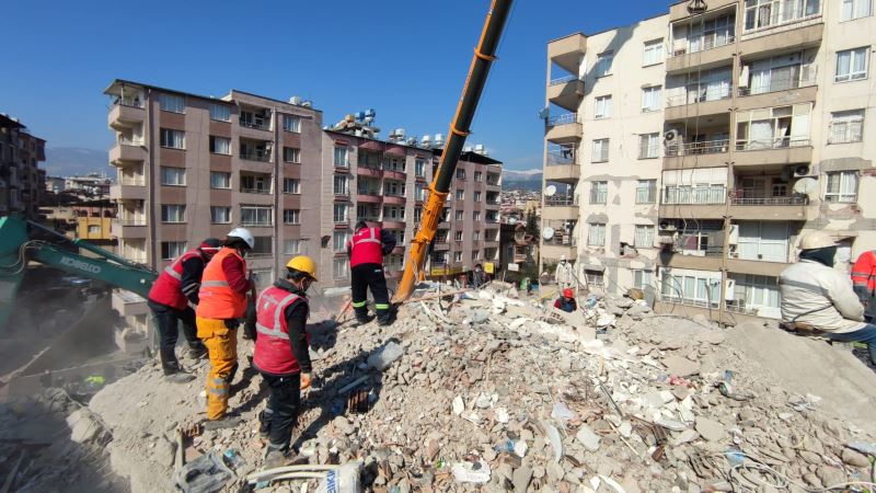 İZBAK, DEPREM BÖLGESİNDE 9 GÜNDÜR CANLA BAŞLA ÇALIŞIYOR