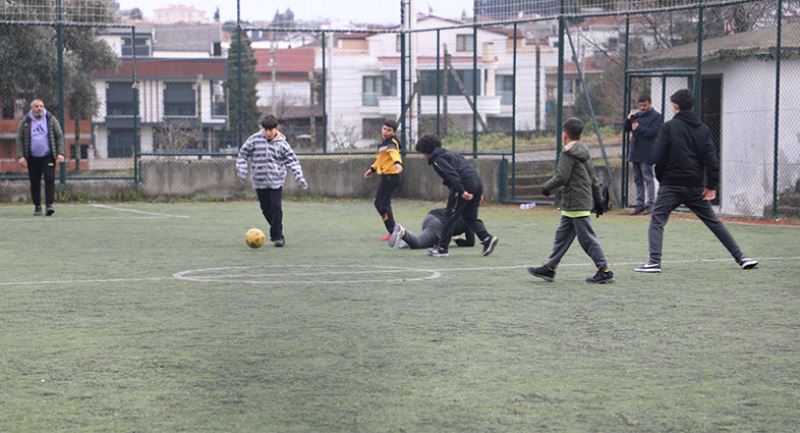 Depremzede çocuklar futbol oynayarak moral depoluyor
