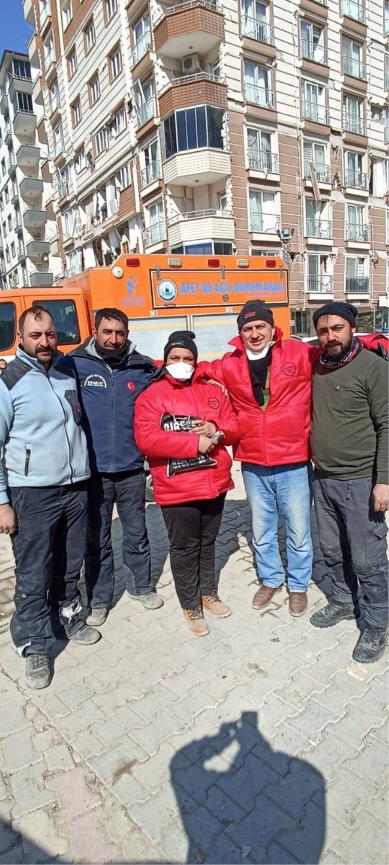 ERZURUM BÜYÜKŞEHİR’İN EKİBİ ERAKUT ENKAZDA BULDUĞU PARAYI SAHİBİNE TESLİM ETTİ