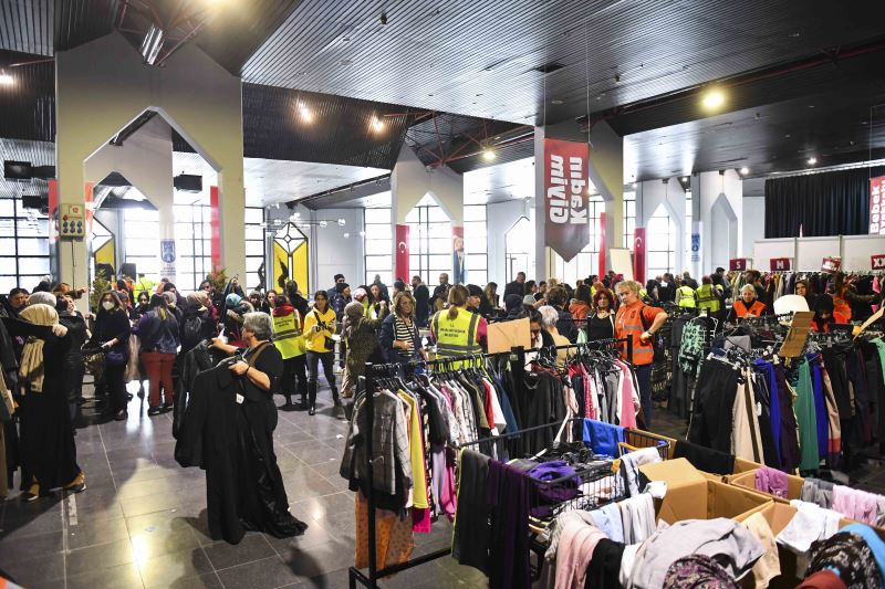 ANKARA BÜYÜKŞEHİRİN ALTINPARK GİYİM MAĞAZASI İKİ GÜNDE YAKLAŞIK 10 BİN DEPREMZEDE VATANDAŞA HİZMET VERDİ