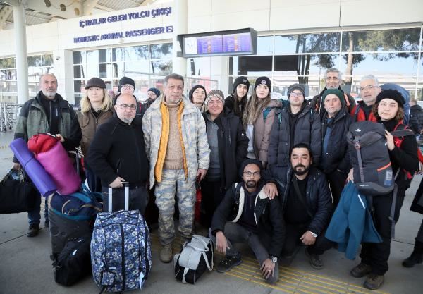 DEPREM BÖLGESİNDE AFETZEDELERE ‘PSİKOLOJİK İLK YARDIM’ YAPTILAR