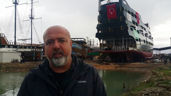 ÇAVUŞOĞLU’NUN 5 KATLI GEZİ TEKNESİ.. MANAVGAT’TA 2 GÜNDE SUYA İNDİRİLDİ