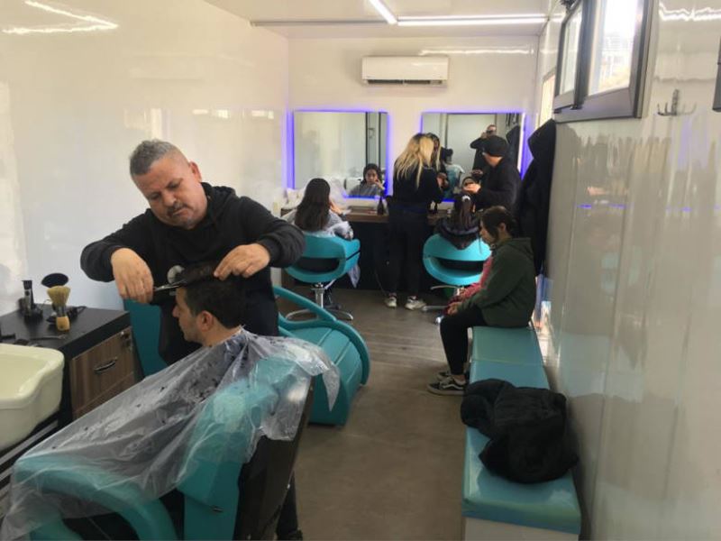 Mobil Kuaför Gazipaşa’da Depremzede Vatandaşlara Hizmet Veriyor