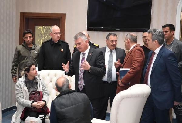 VALİDEN DEPREMZEDEYE ZİYARET.. ‘HER ZAMAN YANINIZDAYIZ’