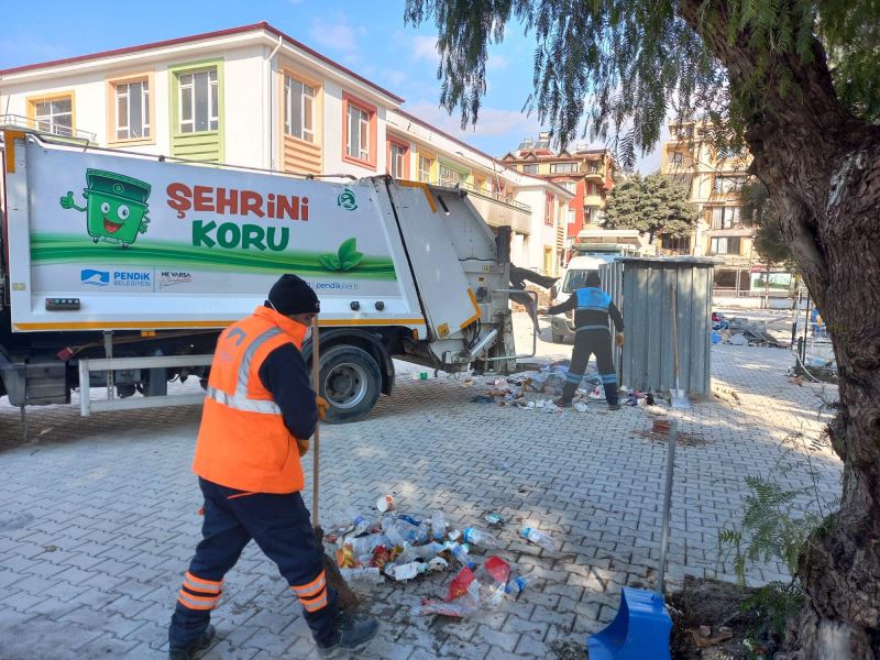 Deprem bölgesinde temizlik ve dezenfeksiyon çalışması yapılıyor