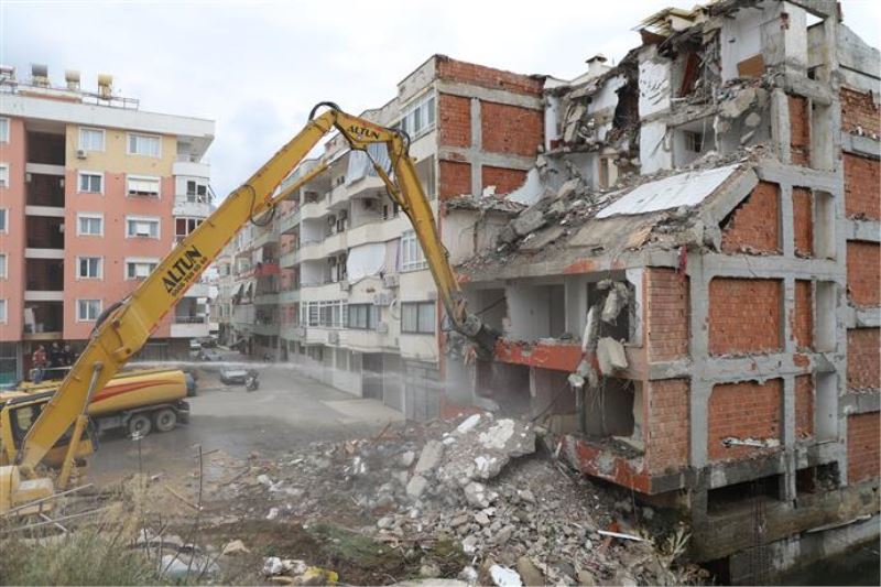ALANYA BELEDİYESİ KENT GENELİNDEKİ RİSKLİ BİNALARI YIKIYOR