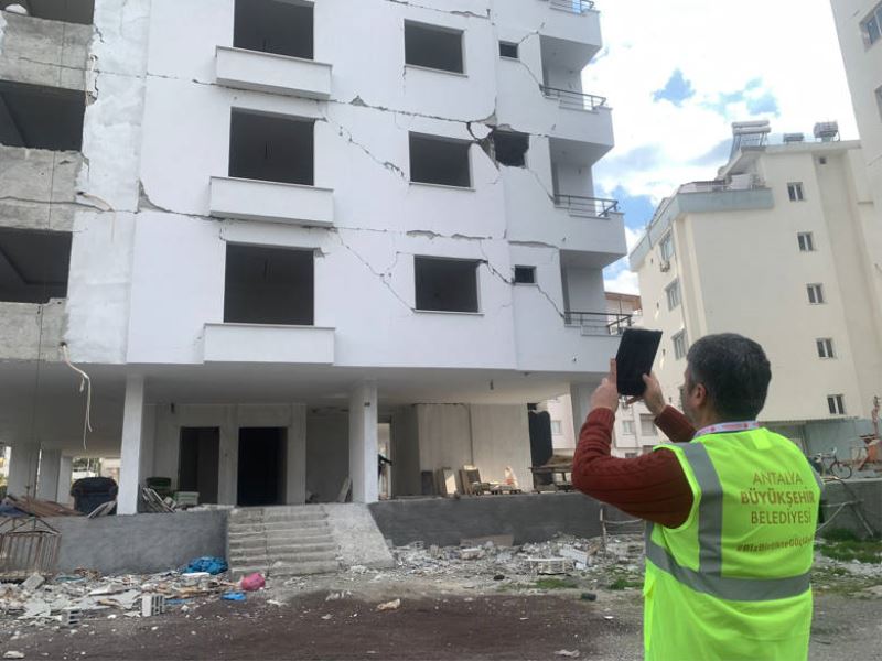Antalya Büyükşehir Belediyesi ekipleri  sahada hasar tespit çalışmalarını sürdürüyor