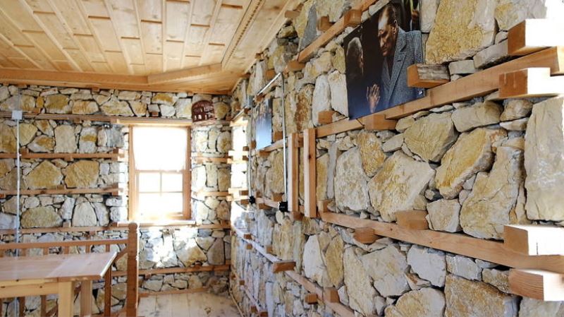 Hatay EXPO alanında bulunan  Düğmeli Ev sapasağlam ayakta