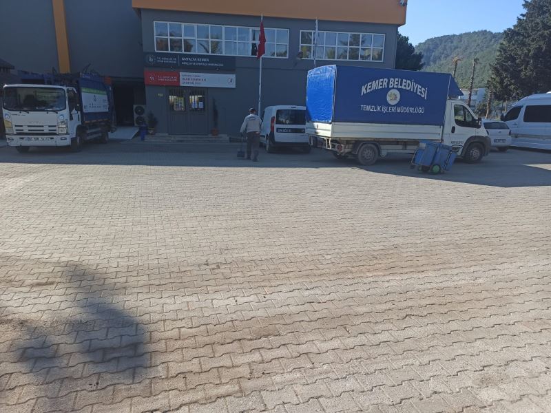 Kemer Belediyesi ekibi spor salonunda temizlik yaptı